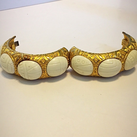 Kramer Vintage ‘50s/‘60s Scarab Hinged Bracelet - Picture 4 of 7